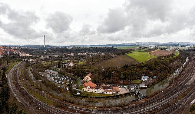 Eine Weitwinkelaufnahme, die viel vom künftigen Landesgartenschaugelände unterhalb der Rottweiler Innenstadt zeigt &ndash; mit Gleisen ...