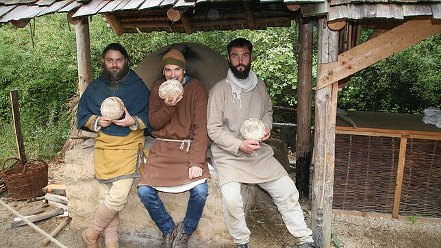 Bäckermeister Robert Schorp (Mitte) mit dem Archäologen Martin Rogier (links) und Schreiner Cedric Ahrens vor dem Lehmofen.