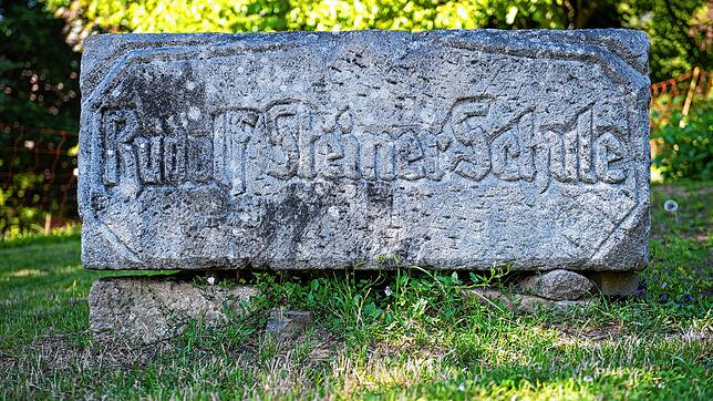 Ein Stein mit der Aufschrift „Rudolf Steiner Schule“: An Waldorfschulen wird zuletzt immer wieder der Umgang mit ...