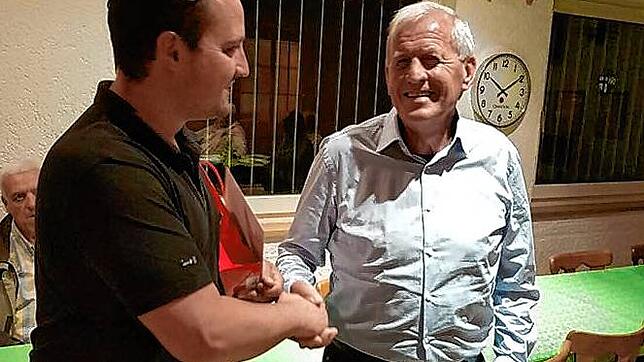 Günter Kraus 2016 bei einer Ehrung durch DJK-Präsident Gordon Hügel.