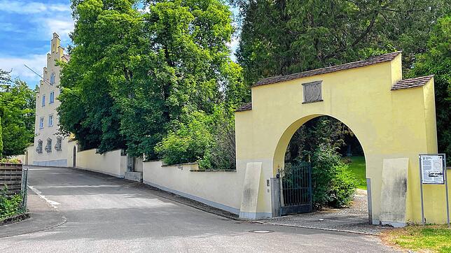 Im Ortsteil Bietingen gibt es ein Schloss, das privat bewohnt wird. Hier der Torbogen.