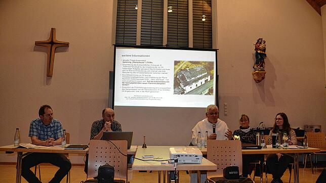 Christian Klingele, Michael Simon, Pater Roman Brud und die Vorsitzende des Pfarrgemeinderates Elvira Köpfer (von links) berichteten ...