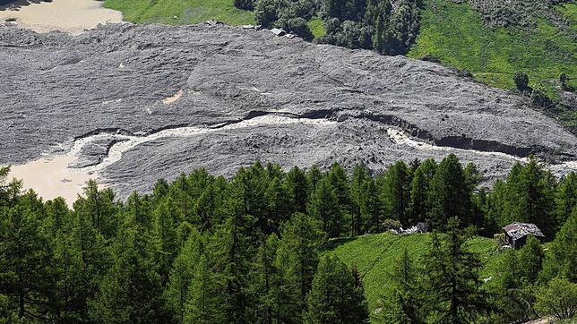 Wasser aus dem Fluss Lonza fließt über Schlamm und Stein, nachdem sich ein See auf den letzten Häusern des Dorfes Blatten gebildet hat. ...