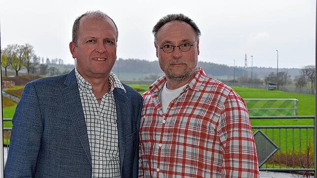 Der Gärtner Arnulf Hosch und der Steinmetz Frank Teufel wollen pflegefreie Gräber und ein individuelles Trauern und Bestatten ...