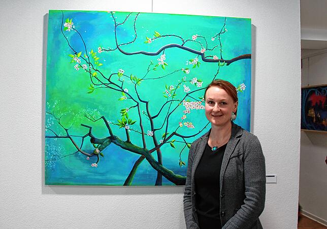 Sybille Trefflich vor ihrem Lieblingsbild der Ausstellung in der Volkshochschule.