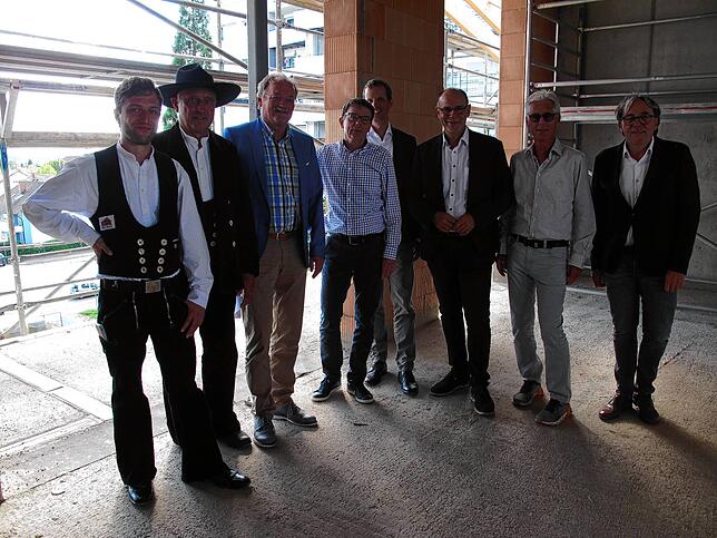 Zimmerer Simon und Erwin Künstle, Axel Nieburg, Jörg Müller, Kai Feseker (alle Baugenossenschaft Hegau), OB Bernd Häusler, Bertram Greif ...