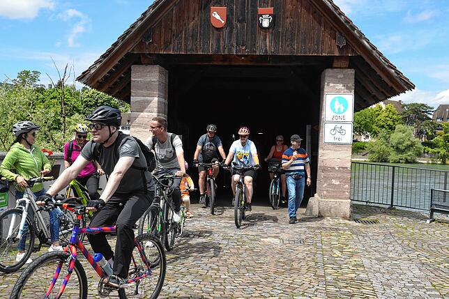 Mit Fahrrädern ging es über die Bad Säckinger Holzbrücke.