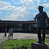 Die Statue von Ferdinand Graf von Zeppelin, hier am neuen Standort vor dem Graf-Zeppelin-Haus, erinnert an den Luftfahrtpionier. Die ...