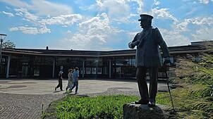Die Statue von Ferdinand Graf von Zeppelin, hier am neuen Standort vor dem Graf-Zeppelin-Haus, erinnert an den Luftfahrtpionier. Die ...