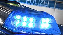 Ein Blaulicht leuchtet auf dem Dach eines Polizeiwagens. Ein Vater tötet wegen einem Familienstreit seine Tochter im Landkreis ...