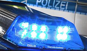 Ein Blaulicht leuchtet auf dem Dach eines Polizeiwagens. Ein Vater tötet wegen einem Familienstreit seine Tochter im Landkreis ...