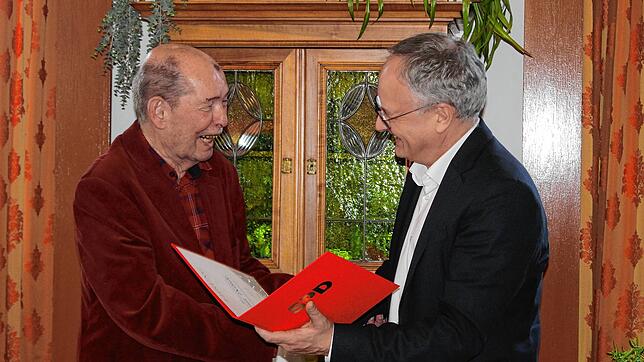Andreas Stoch, Landesvorsitzender des SPD in Baden-Württemberg (rechts), ehrt Klaus Delisle, Vorsitzender des SPD-Stadtverbands ...