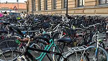 So sieht es aktuell oft an der Marktstätte aus: Hier reiht sich Fahrrad an Fahrrad. Das soll sich mit dem neuen Fahrradparkhaus ändern. ...