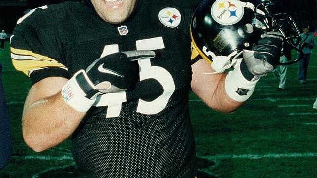 Stolz zeigt Frank Messmer im Sommer 1997 auf den Helm und das Logo seines Lieblingsteams Pittsburgh Steelers, für das er in der ...