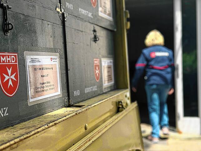 Im Einsatzwagen vor der Peterhauser Halle befinden sich verschiedene, großen Boxen. Darin: Hygieneartikel, Nahrung, ...