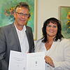 Für 20&nbsp;Jahre Tätigkeit im Gemeinderat wurde Engelbert Strittmatter von Bürgermeisterin Janette Fuchs mit der Ehrenurkunde des ...