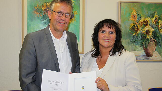 Für 20&nbsp;Jahre Tätigkeit im Gemeinderat wurde Engelbert Strittmatter von Bürgermeisterin Janette Fuchs mit der Ehrenurkunde des ...