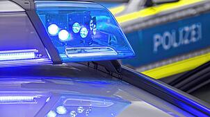 Ein Blaulicht auf dem Dach eines Polizeifahrzeugs (Symbolbild).