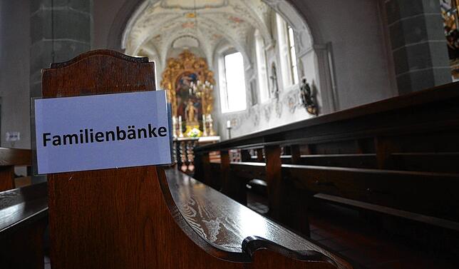 Hier darf&lsquo;s auch ein bisschen enger werden &ndash; auf den Familienbänken in der St.-Nikolaus-Kirche.