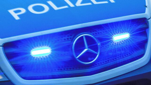 Ein Einsatzfahrzeug der Polizei fährt mit Blaulicht durch die Innenstadt. Hier ein Symbolbild.
