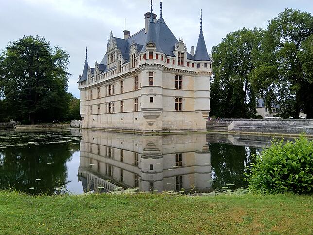 Azay-le-Rideau ist ein Musterbeispiel für die Renaissance-Architektur. Hier ging es weniger um trutzige Bauwerke, als um richtig schöne.