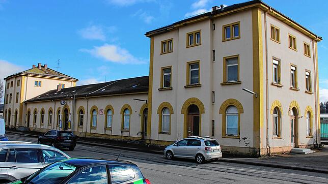 Das historische Immendinger Bahnhofsgebäude soll von Grund auf saniert werden. Ein Nutzungskonzept sieht für das Erdgeschoss zunächst ...