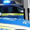 Symbolfoto: Die Polizei in Friedrichshafen ermittelt nach einer Vollbremsung, bei der zwei Menschen verletzt wurden, wegen Unfallflucht.