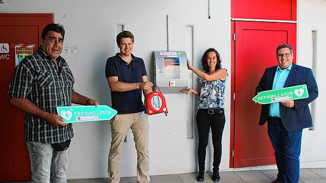 Uwe Nehlsen (Vorsitzender DLRG Moos), Stefan Heck (Moos hilft), Johanna Ziegler (Björn-Steiger-Stiftung) und Bürgermeister Patrick ...