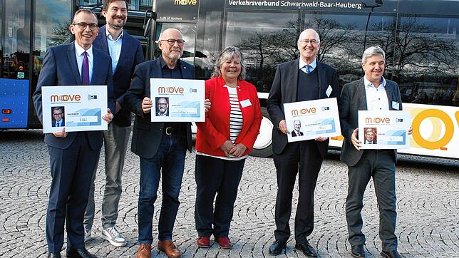 Landrat Sven Hinterseh (von links), der Landtagsabgeordnete Karreis, Minister Winfried Hermann, die Landtagsabgeordnete Martina Braun, ...