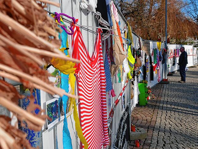 Am Zaun rund um die Scheffelhalle wurde mittlerweile ein Sichtschutz angebracht. Die Erinnerungsstücke sind aber noch immer zu sehen.