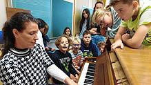 Da staunen die Kinder, wie flink Henriette Gärtners Finger über die Tasten flitzen – und dann auch noch überkreuz.