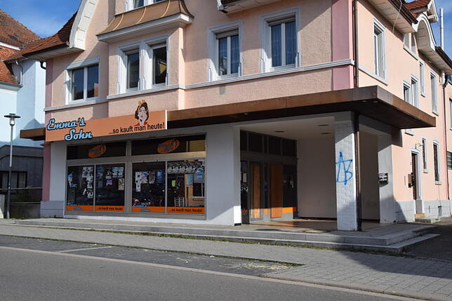 Diese Ladenräume sehen viele als Schandfleck in der Schillerstraße an. Seit einem Brand ist alles leer, die Schaufenster sind mit ...