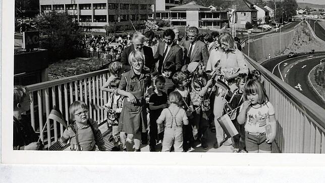 Die Einweihung der neuen Ortsdurchfahrt mit Fußgängersteg in der neu gestalteten Albbrucker Ortsmitte fand am 22. April 1983 statt. ...