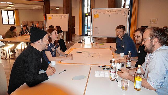 Brainstorming: Wie kann man die Events für Jugendliche am besten umsetzen? überlegten sich die Mitglieder des Konzeptteams der ...