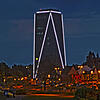 Blick in den Neckarpark bei Nacht, im Hintergrund der beleuchtete Neckartower.