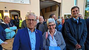 So sieht ein glücklicher Wahlsieger aus: Der alte und neue Aacher Bürgermeister Manfred Ossola (links) zusammen mit seiner Frau Vera und ...