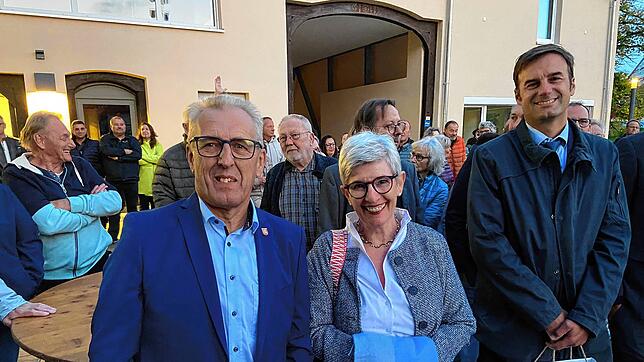 So sieht ein glücklicher Wahlsieger aus: Der alte und neue Aacher Bürgermeister Manfred Ossola (links) zusammen mit seiner Frau Vera und ...
