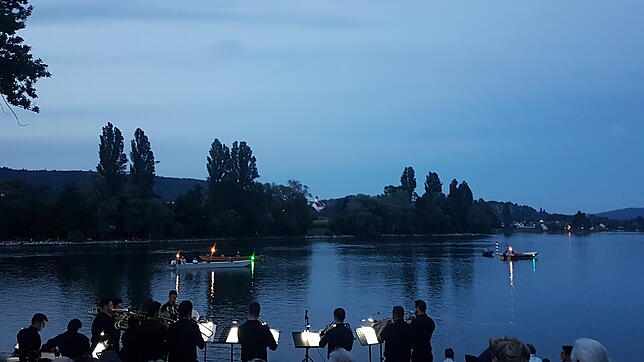 Ein poetisches Klangexperiment: Die &bdquo;Schallwellen im Trialog um die Seegrenze&ldquo; lockten viele Hörer auf die Insel Werd.