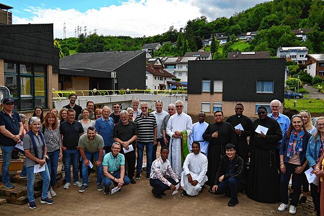 Nach dem kirchlich-feierlichen Spatenstich für das Salvatorianerkloster Gurtweil stellten sich die Beteiligten zum Gruppenbild vor dem ...