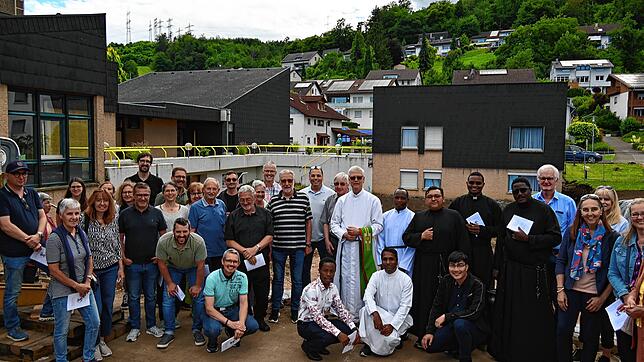 Nach dem kirchlich-feierlichen Spatenstich für das Salvatorianerkloster Gurtweil stellten sich die Beteiligten zum Gruppenbild vor dem ...