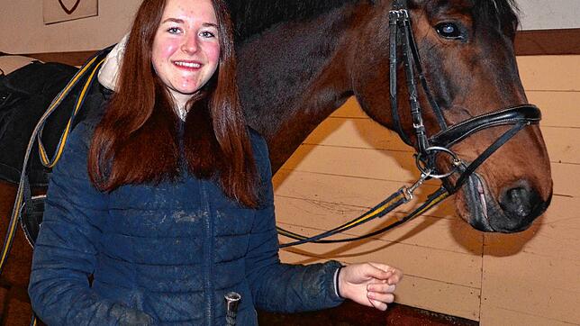 Threrapieassistentin Natalie Zweifel mit Therapiepferd Arina.