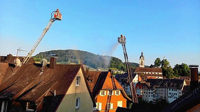 Die ausgefahrenen Drehleitern der Feuerwehren Bad Säckingen (links) und Laufenburg über den Dächern der Altstadt, dazwischen zaubert das ...