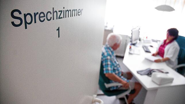 Eine schnelle Lösung für den Hausärztemangel in Rheinfelden ist noch nicht in Sicht.  Symbolbild: Benjamin Ulmer/dpa