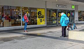 Kundinnen stehen vor verschlossenen Türen: Das Kaufhaus Galeria wurde am Dienstag vormittags evakuiert.
