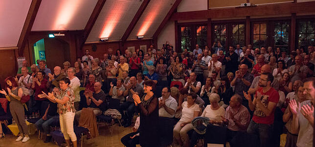 Stehender Applaus belohnte Do X Memorial Bigband, "Vibesbilder" und Dagmar Egger zum Schluss der Geburtstags-Jazznight.