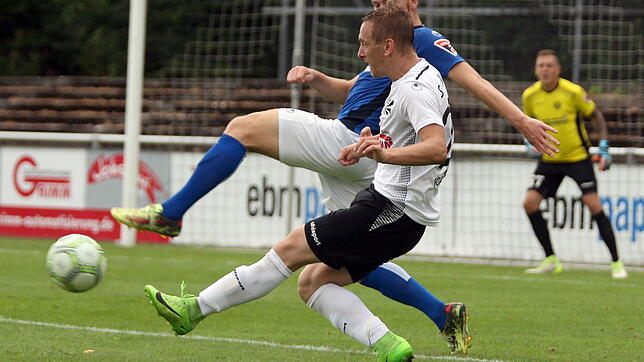 Mittelfeldspieler Stjepan Geng (vorn) bleibt für weitere zwei Jahre beim FC 08 Villingen.