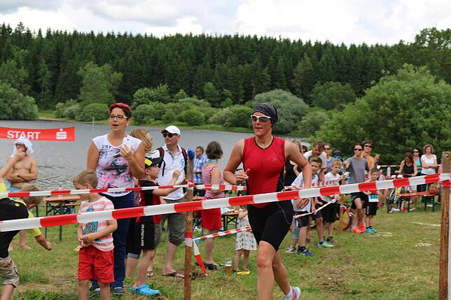 Auf geht es auf die abschließende Laufstrecke rund um den Kirnbergsee bei Unterbränd. Joana Haralambidis in Aktion beim Laien Man 2016.