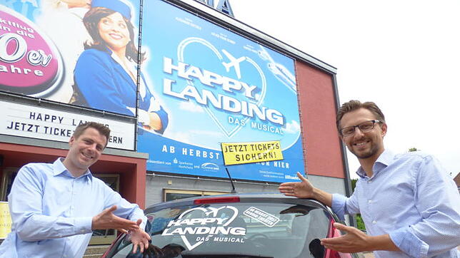 Flugreise mit Happy-Landing zu gewinnen: Die Gloria-Macher Jochen-Frank Schmidt (links) und Alexander Dieterle geben den Startschuss zur ...