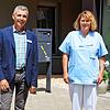 Rüdiger Mahl, der Leiter des Evangelischen Seniorenzentrums Stockach, mit Nicole Liedtke, Praxisanleiterin und Ausbilderin für ...