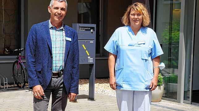 Rüdiger Mahl, der Leiter des Evangelischen Seniorenzentrums Stockach, mit Nicole Liedtke, Praxisanleiterin und Ausbilderin für ...